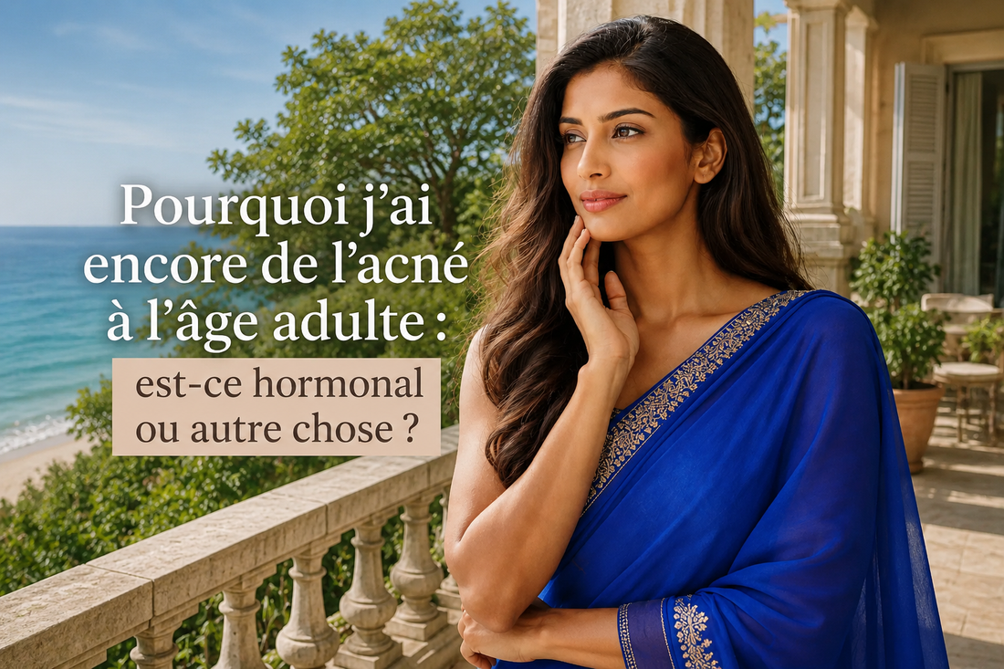 Femme élégante en sari bleu sur une terrasse méditerranéenne face à la mer, illustrant la question de l’acné à l’âge adulte et de son origine hormonale ou multifactorielle