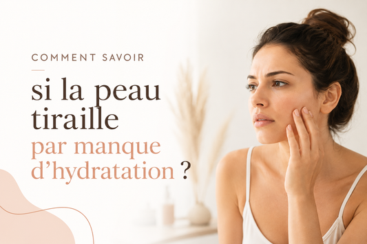 Femme observant sa peau dans un miroir pour identifier les signes d’un manque d’hydratation et comprendre l’origine des tiraillements cutanés.