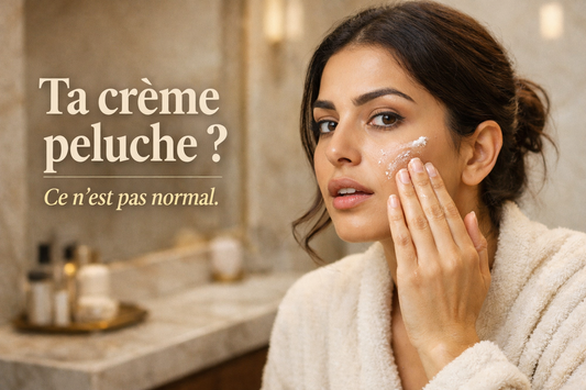 Femme appliquant une crème sur le visage avec effet de peluches visibles sur la joue dans une salle de bain lumineuse