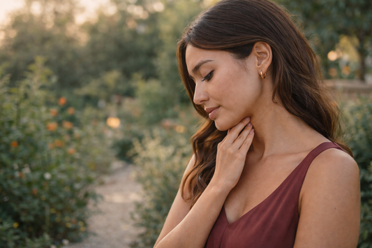 Femme latino en extérieur lumineux observant son profil double menton visage Bellasteria