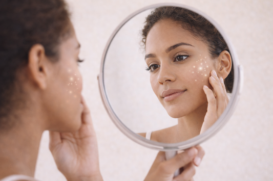 femme métisse observant sa peau dans un miroir pour comprendre l adaptation de la peau après un soin du visage bellasteria