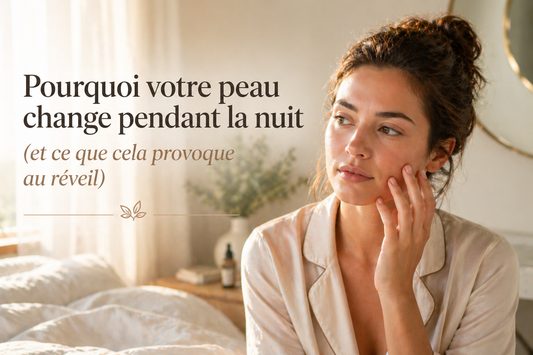 Femme en lumière naturelle au réveil touchant son visage, illustration des effets de la peau après la nuit et de son évolution au matin