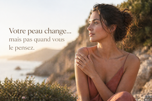 Femme en extérieur à la lumière naturelle observant sa peau avec une expression calme, illustration du moment où la peau commence à évoluer