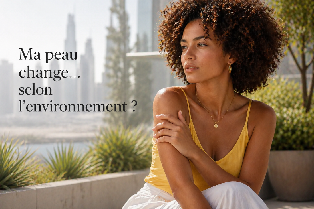 Femme assise en extérieur dans un environnement urbain ensoleillé, illustrant les variations de perception de la peau selon l'environnement et les conditions du quotidien.