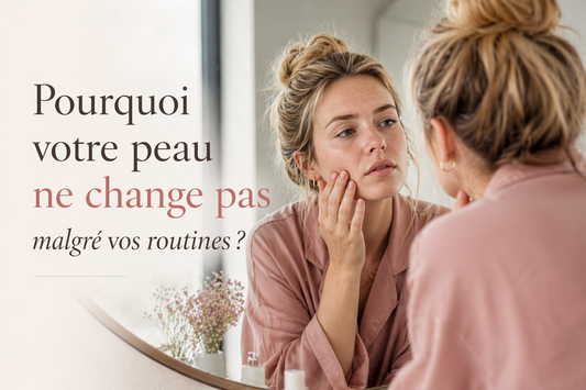 Femme observant sa peau dans un miroir en lumière naturelle, illustrant une peau qui ne change pas malgré une routine de soins