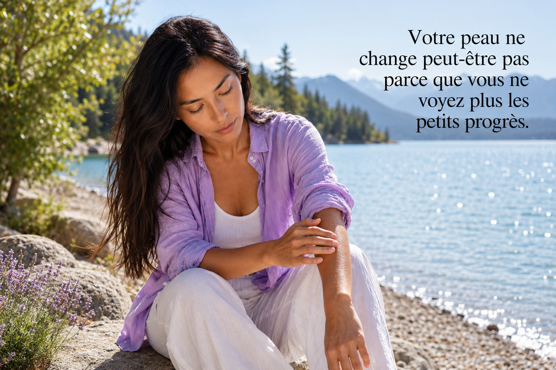 Femme observant sa peau au bord d'un lac, illustrant une peau qui semble ne plus changer pendant une phase de stabilisation.