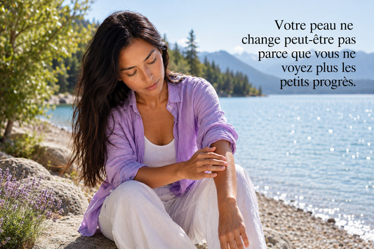Femme observant sa peau au bord d'un lac, illustrant une peau qui semble ne plus changer pendant une phase de stabilisation.