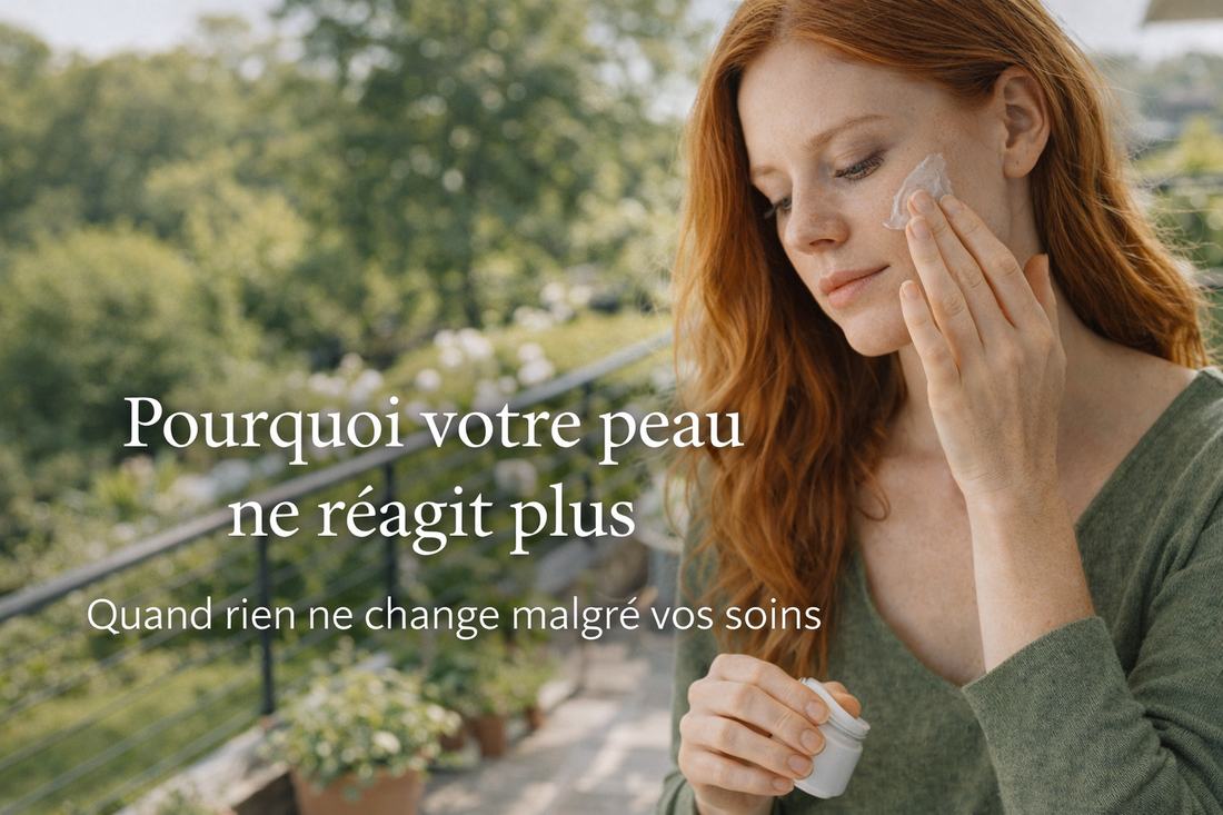 Femme rousse appliquant un soin sur sa joue sur une terrasse ensoleillée avec vue sur un jardin, illustrant une peau qui ne réagit plus aux soins à l’âge adulte.
