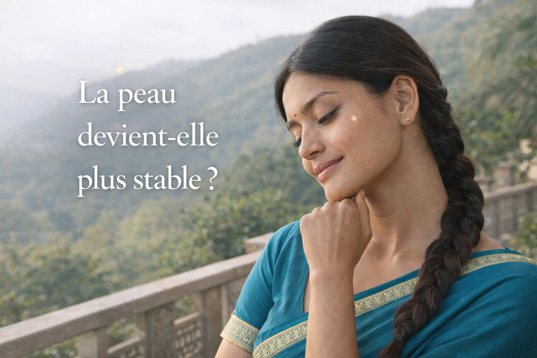 femme indienne sari turquoise observant sa peau devenue plus stable avec le temps sur une terrasse naturelle