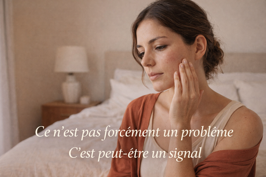 femme en observation calme peau visage chambre lumiere douce comprendre signaux peau sensation demangeaison