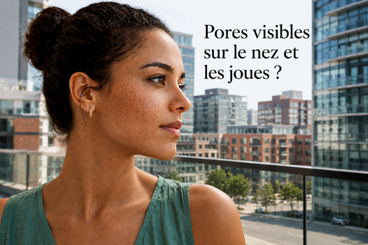 Femme observant son visage depuis un balcon en milieu urbain, illustrant des pores plus visibles sur le nez et les joues malgré une routine de soins régulière.