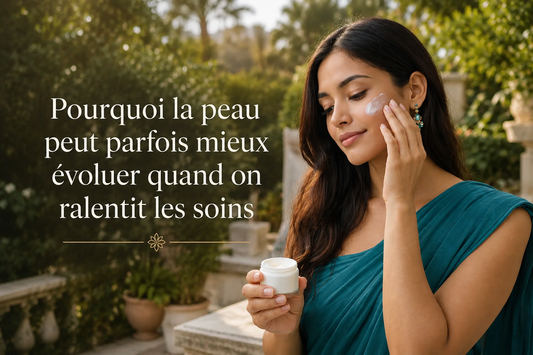 Femme élégante dans un jardin méditerranéen appliquant délicatement une crème visage, illustrant l’équilibre entre stimulation, récupération et adaptation progressive de la peau.
