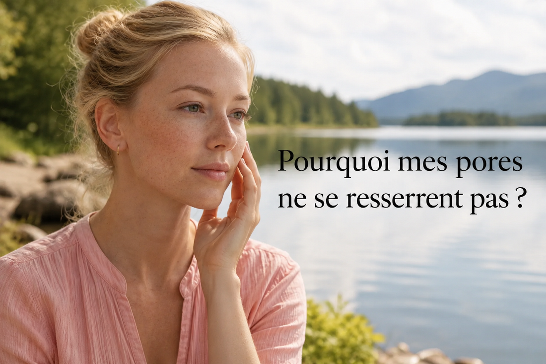 Femme blonde observant la texture de sa peau au bord d'un lac pour comprendre pourquoi ses pores restent visibles malgré une routine de soins régulière.