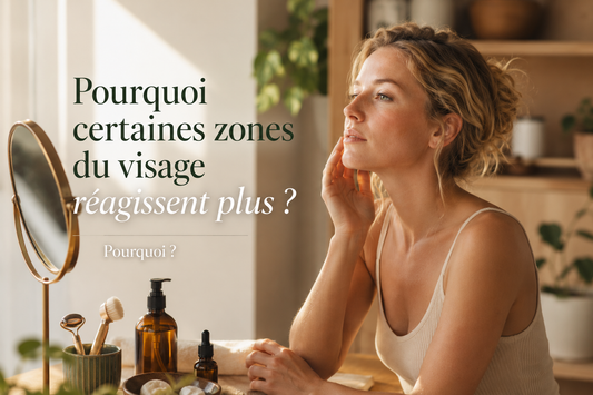 Femme observant sa peau après un soin du visage dans un intérieur lumineux, illustration des zones du visage pouvant devenir plus sensibles après stimulation.